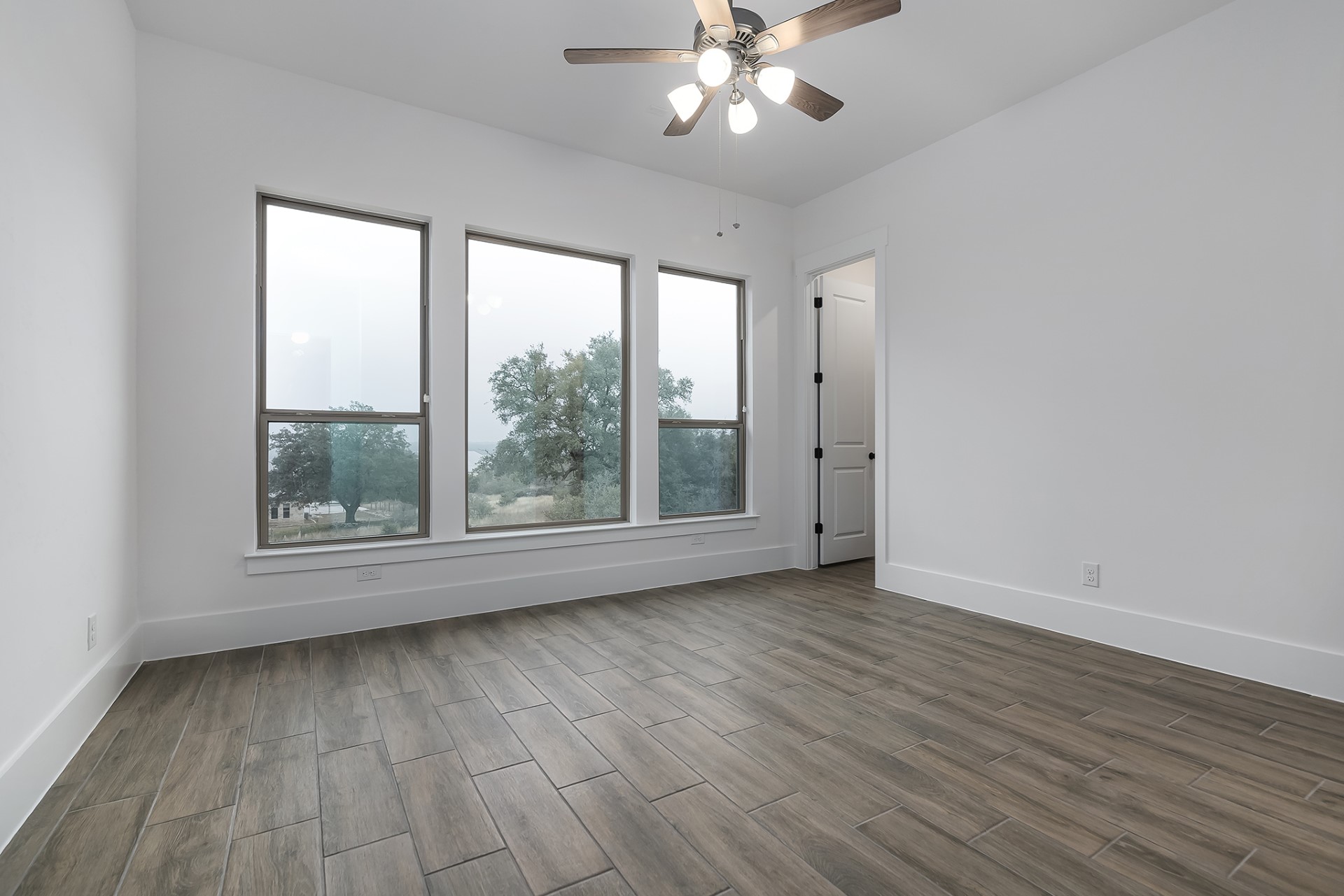 Somerset_V2-Hardwood_Floor_Room_2