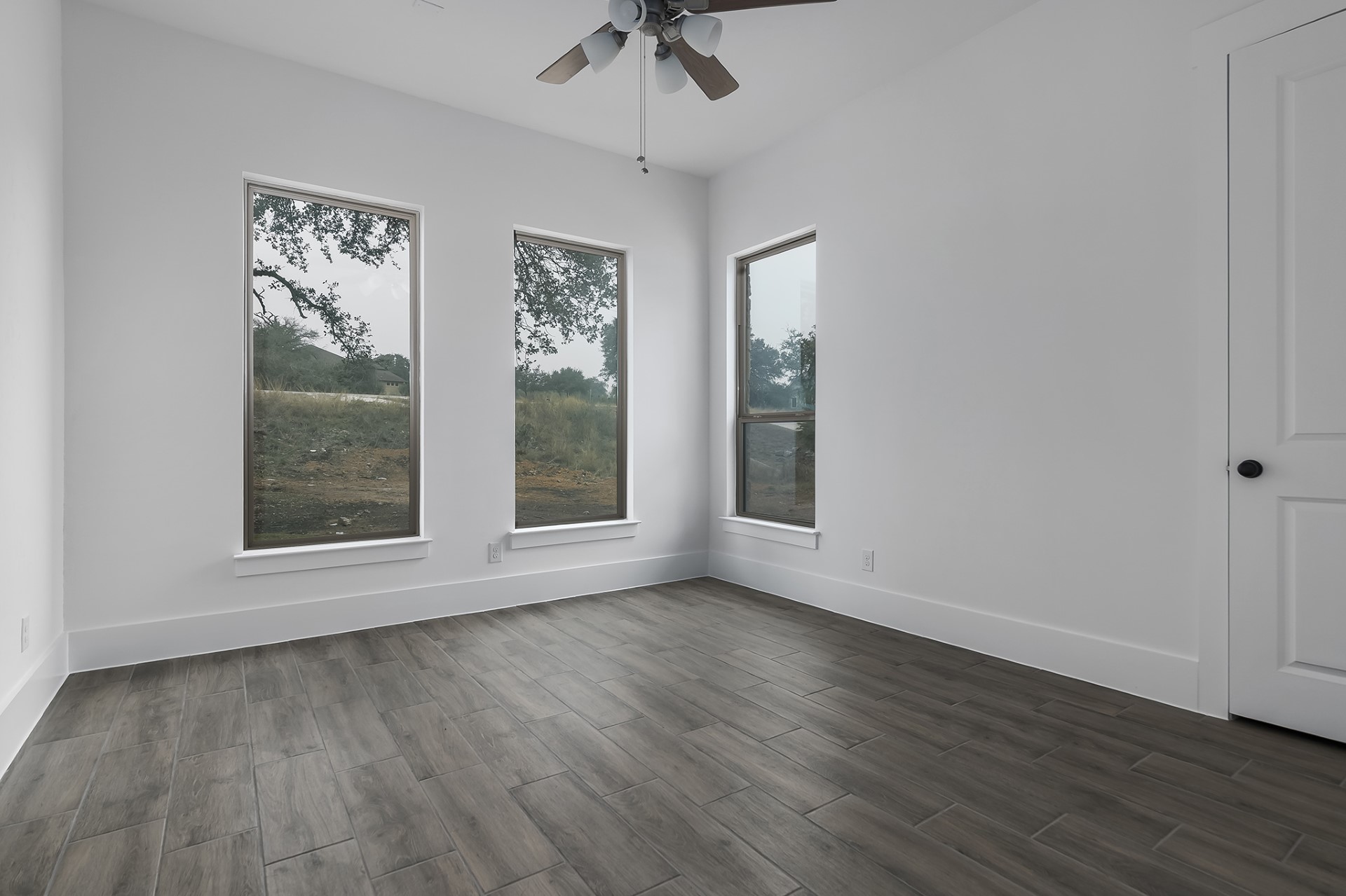 Somerset_V2-Small_Room_with_Hardwood_Floor